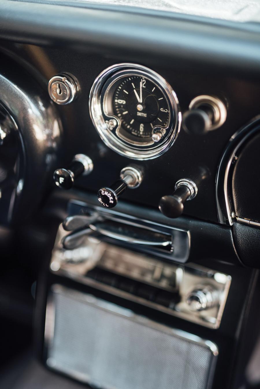 Детали интерьера Aston Martin DB4 (Series II) 1960 года  (NA) (фото 10 из 41)